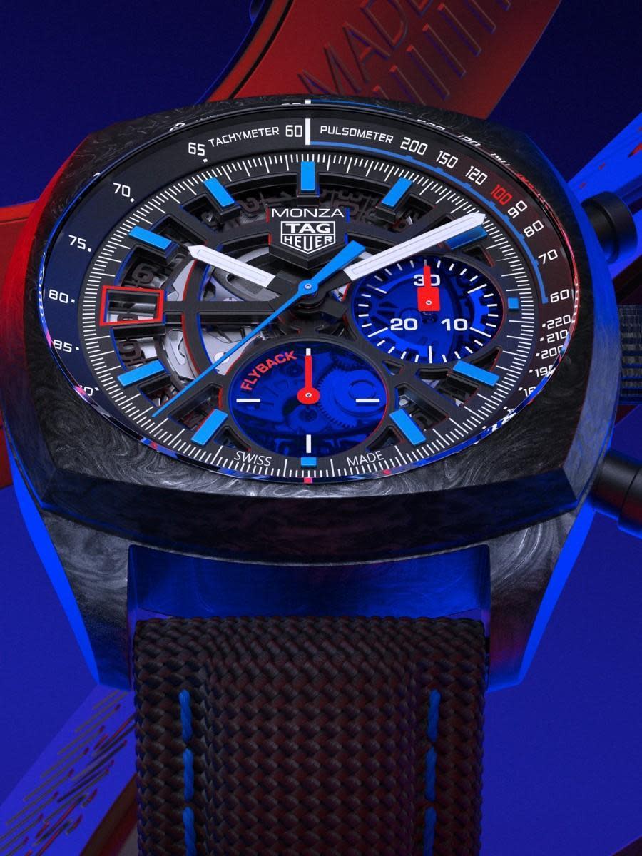 TAG HEUER Monza Flyback Chronometer 枕形錶殼的Monza計時天文台錶，以著名的義大利賽道命名。自從2000年重新上市後，僅偶而以紀念款名義出現過，如今驚豔回歸，走高價路線，是此次新作品中最昂貴的。錶殼採用碳纖維材質，面盤則做透視設計，並做紅、藍配色，造型非常酷炫。功能方面，除了飛返計時之外，還有測速計與脈搏計。錶徑42mm。 功能：時、分、小秒針指示；飛返計時碼錶；日期顯示 機芯：自動上鏈機芯 定價：約NT$454,300