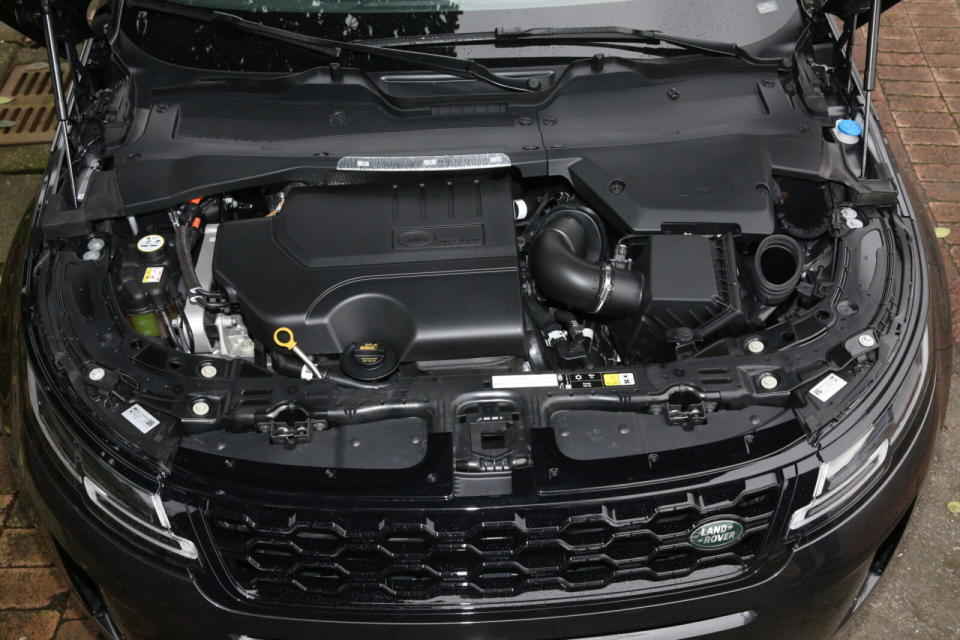 Evoque Bronze Collection搭載Ingenium直四渦輪增壓引擎+48V輕油電混合動力，249hp/37.2kgm透過9速手自排變速箱及智慧型AWD揮灑，堪稱鋼彈級小型LSUV。