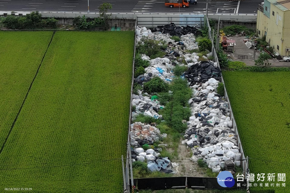 龍井區案發地點現場空拍查獲非法堆置廢塑膠混合物等廢棄物