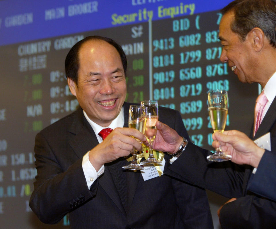 Country Garden chairman Yeung Kwok-keung (L) celebrates with Ronald Arculli, Chairman of Hong Kong Exchanges and Clearing Limited (HKEx), during the debut at the Hong Kong Exchanges in Hong Kong April 20, 2007. Shares in Country Garden Holdings Co., which raised $1.66 billion in the biggest-ever IPO by a Chinese developer, jumped 35 percent in their Hong Kong debut as investors clamoured for exposure to the booming sector despite cooling measures by Beijing.      REUTERS/Stringer    (CHINA)   HONG KONG OUT