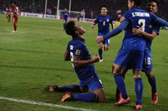 Thailand football player Siroch Chatthong (L) celebrates after scoring against Indonesia during the second leg of the AFF Suzuki Cup Final at Rajamangala Stadium in Bangkok on December 17, 2016 (AFP Photo/LILLIAN SUWANRUMPHA)