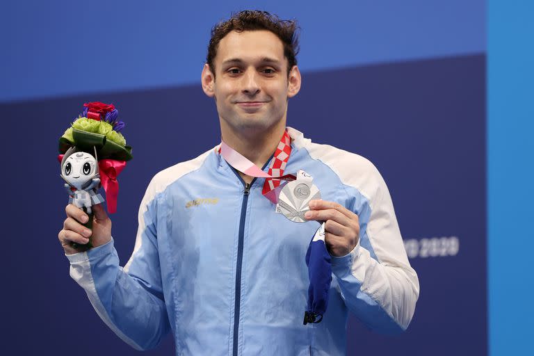 El medallista de plata Pipo Carlomagno del equipo de Argentina posa durante la ceremonia de victoria de los 100 m espalda masculina