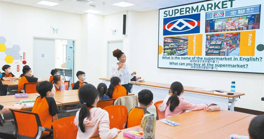 雲林縣今年將招考國小英語專長師資15人，圖為一名外師對小朋友授課。（圖／報系資料照）