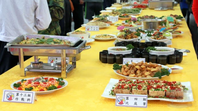 空軍通信航管資訊聯隊27日舉辦「通航媽咪來上菜」廚藝競賽，在參賽各組的巧手下，一道道美味佳肴正式上桌。（軍聞社記者吳柏毅攝）