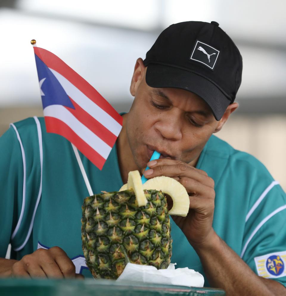 Chris Starks, seorang DJ di radio Poder 97.1 FM di Rochester, menikmati Super Pina Colada selama Festival Puerto Rico tahunan ke-52 pada 4 Agustus 2022.