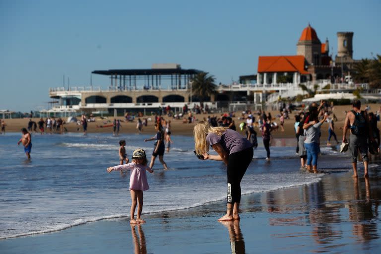 El sol fuerte de la tarde permitió a muchos turistas disfrutar del mar