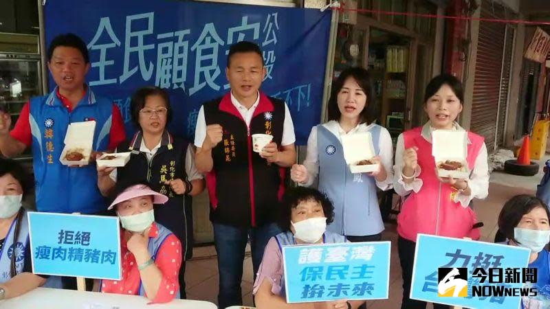 ▲國民黨彰化縣黨部主委張錦昆等人都拿著彰化爌肉飯來表達不滿。（圖／記者陳雅芳攝，2020.09.12）