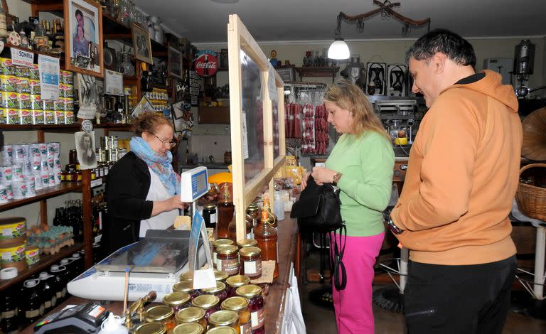 Los fines de semana, más de 350 autos se detienen por día en Adolfo Gonzáles Chaves para buscar el mejor dulce de leche 