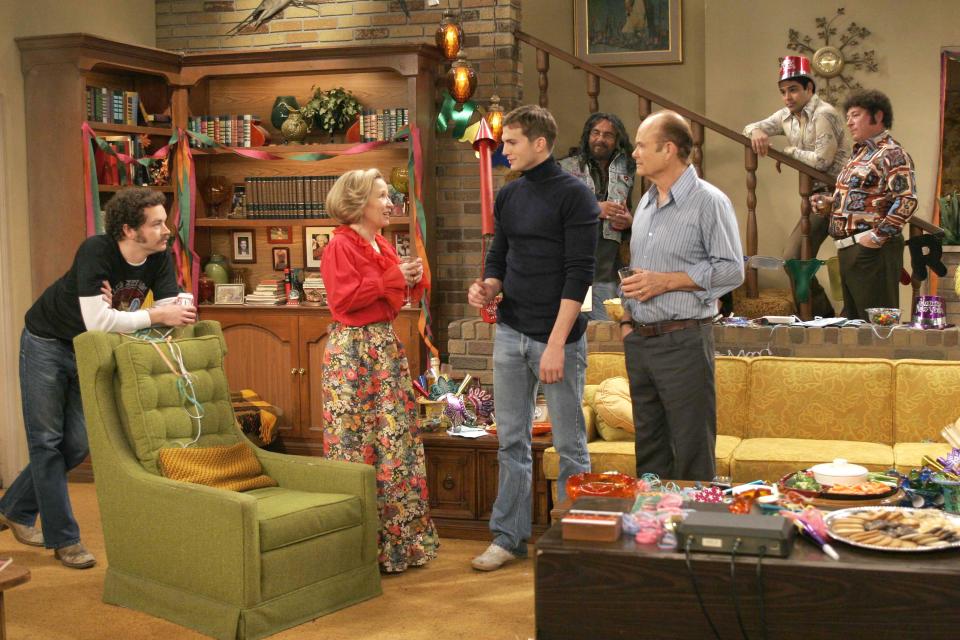 THAT '70s SHOW: The gang of THAT '70s SHOW celebrates the new year in the series' 200th and  final episode "That'70s Finale" on FOX. L-R: Hyde (Danny Masterson), Kitty (Debra Jo Rupp), Kelso (Ashton Kutcher), Leo (Tommy Chong), Red (Kurtwood Smith), Fez (Wilmer Valderrama), and Bob (Don Stark). (Greg Gayne/FOX) [Via MerlinFTP Drop]