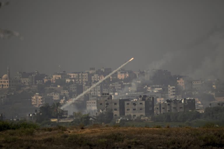 Cohetes disparados desde la Franja de Gaza contra territorio israelí. (AP/Ariel Schalit)