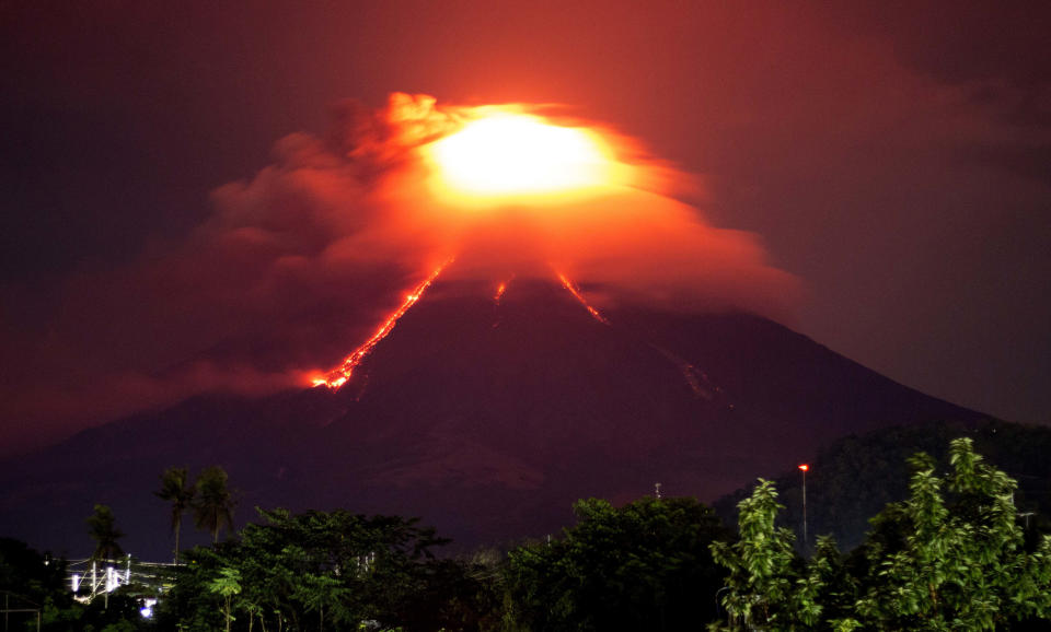 <p>Lava cascades down the slopes of Mayon volcano as seen from Legazpi city, Albay province, around 340 kilometers (210 miles) southeast of Manila, Philippines, Monday, Jan. 15, 2018. (Photo: Earl Recamunda/AP) </p>