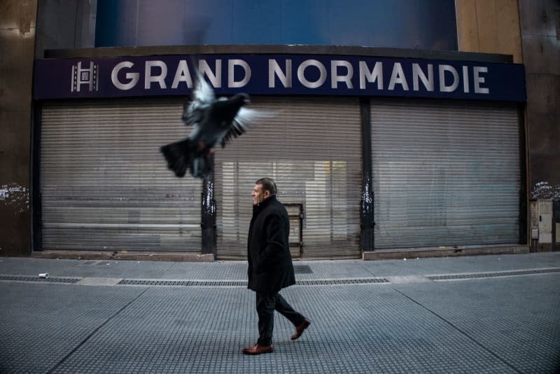 A man walks in front of closed stores in the city center during a general strike against the harsh austerity policies of ultra-liberal President Milei. Trains, buses, subways and airplanes will be at a standstill for 24 hours. Cristina Sille/dpa