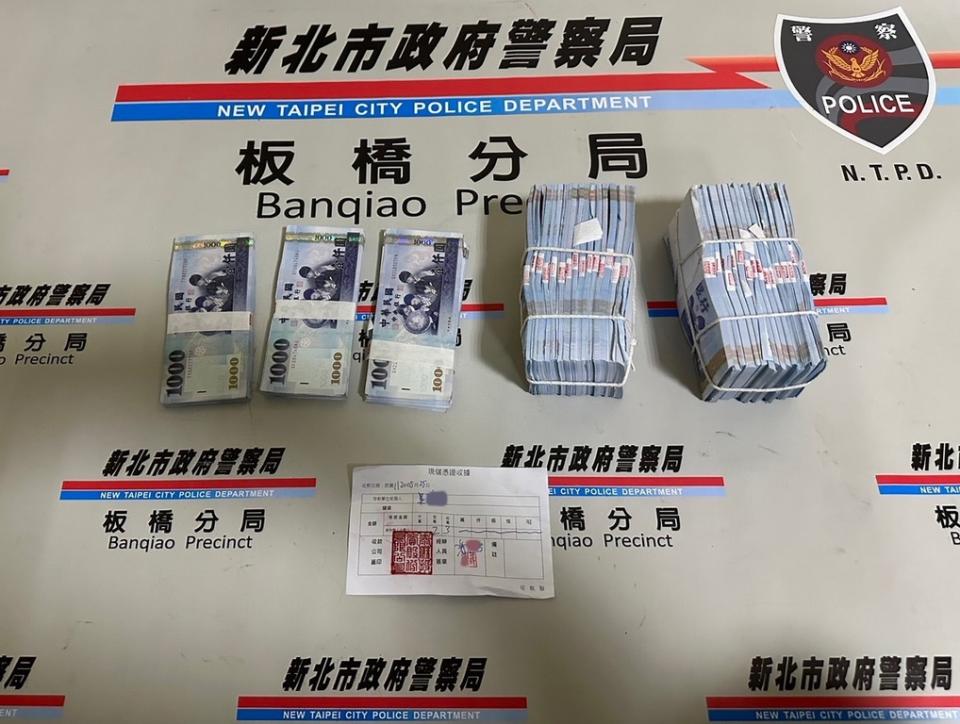 《圖說》現場查獲被害人現金230萬、車手開立書寫的收據、車手及把風持用行動電話手機。〈板橋分局提供〉