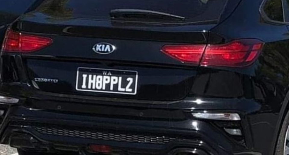 A Kia with the number plates IH8PPL2.