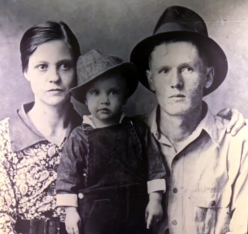 <span><span>Young Elvis with his parents. Triangle News/MEGA</span></span>