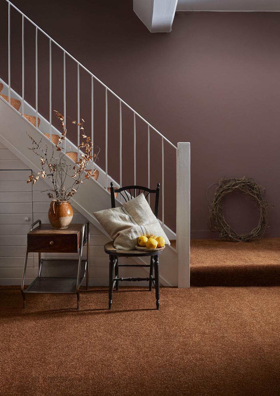 Keep hallway woodwork bright white