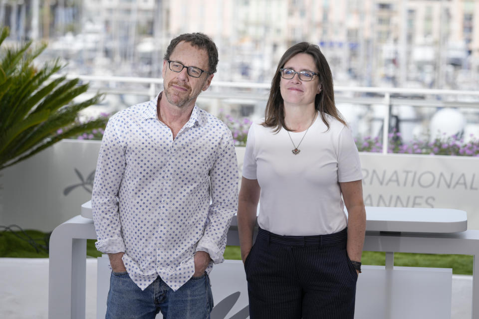 El director Ethan Coen y la editora Tricia Cooke, su esposa, posan con motivo del estreno de su documental "Jerry Lee Lewis: Trouble in Mind" en la 75a edición del Festival Internacional de Cine de Cannes, en el sur de Francia, el lunes 23 de mayo de 2022. (Foto AP/Daniel Cole)