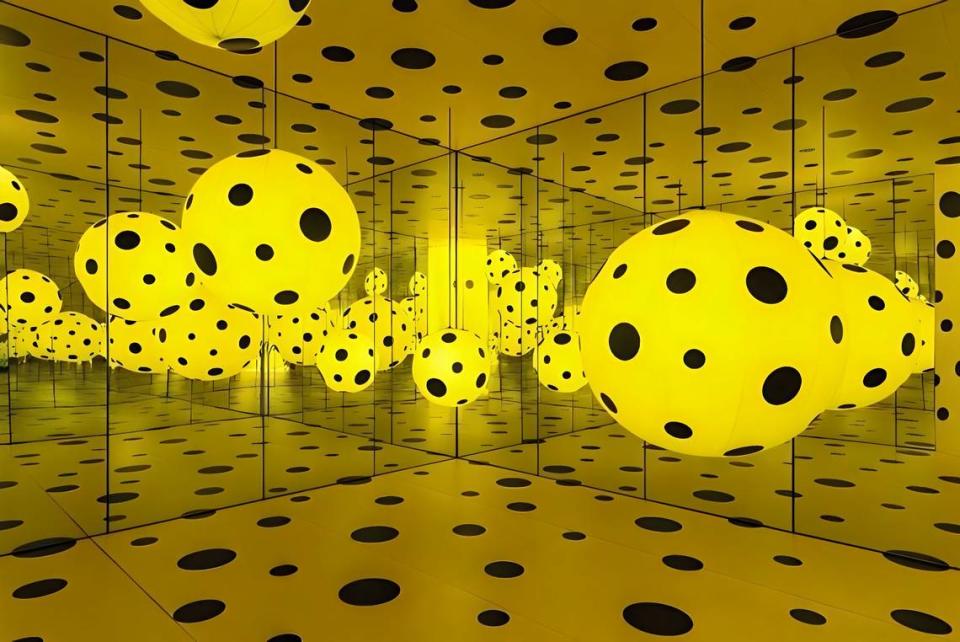 ‘Dots Obsession’ de Yayoi Kusama quien estrenó una exhibición en mayo en el WNDR Museum, en el West Loop.