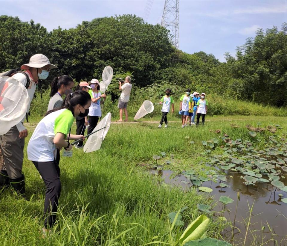 鹿角溪溼地小小水環境巡守隊除濕地巡守外，更以濕地為教室發展環境教育課程。   圖：新北市環保局提供