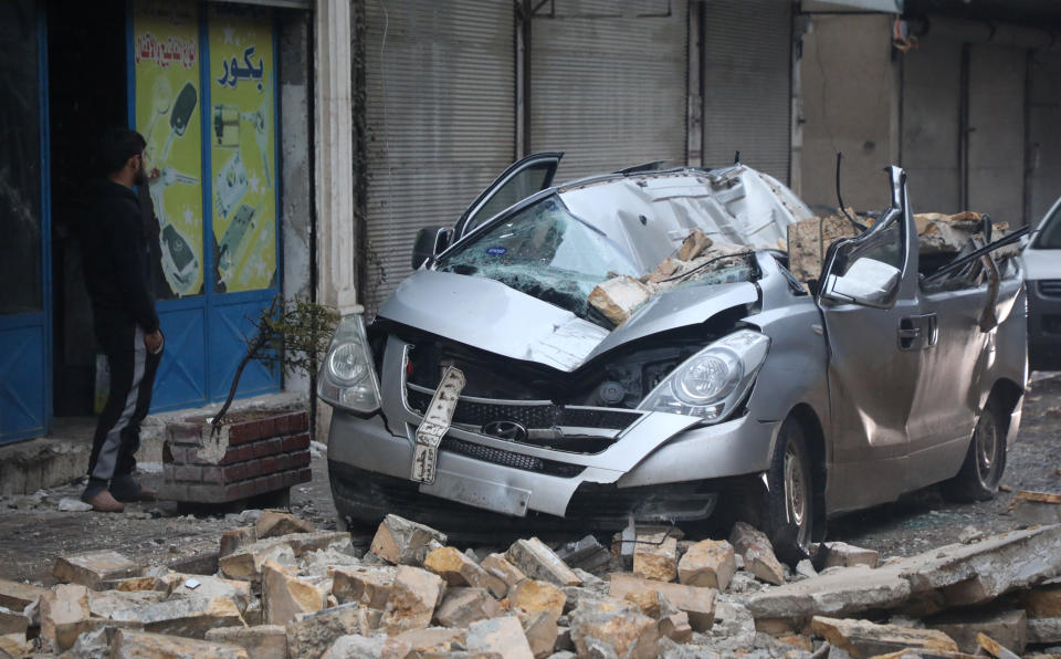 <p>Un hombre mira la devastación cerca de un vehículo destrozado, luego de un terremoto, en Azaz, Siria. (REUTERS/Mahmoud Hassano)</p> 