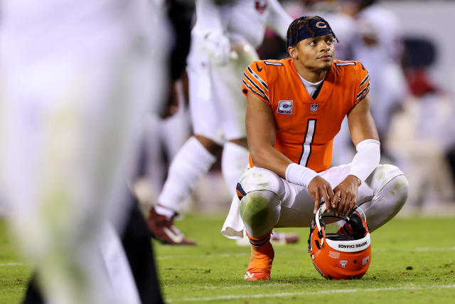 Bears' Justin Fields throws brutal interception off Commanders