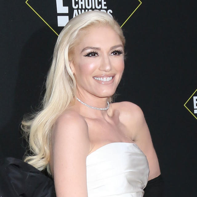 Gwen Stefani Rocks A Ruffled Swimsuit And Red Lips For Pool Day