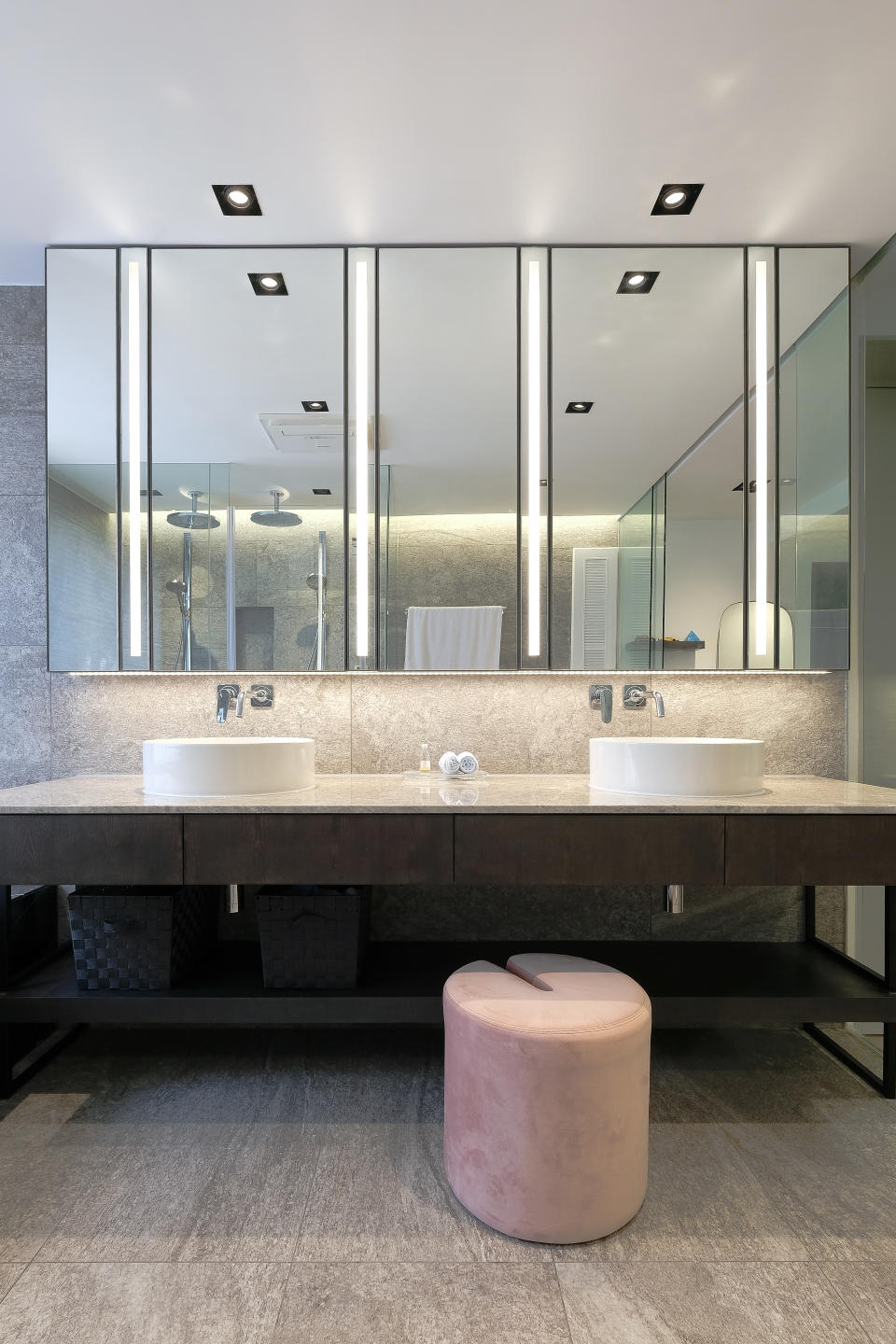 浴室用上很多感覺華麗的物料，包括灰岩石紋磚和黑色雲石，特大洗滌枱配上巨型鏡箱，感覺就更氣派。