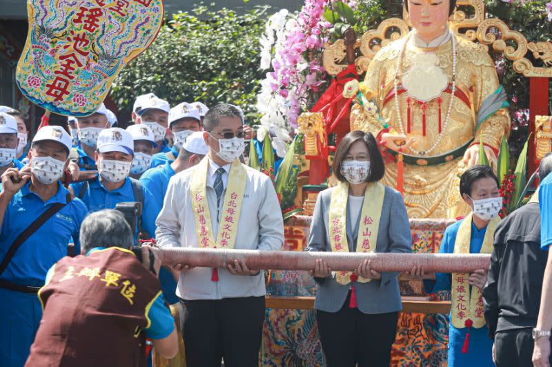 ▲總統蔡英文（右）與內政部長徐國勇（左）今日出席台北松山慈惠堂今舉行母娘文化季保民遶境嘉年華起駕儀式。（圖／記者葉政勳攝,2021.04.30）