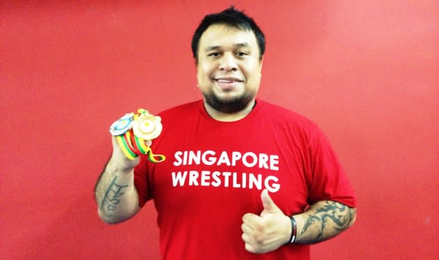 Arvind Lalwani with his well-earned medal coup. (Yahoo! Photo)