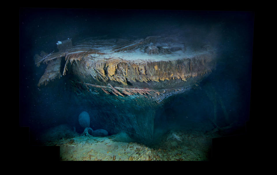 Con el timón adherido a la arena y las hélices asomándose desde la oscuridad, la popa destrozada del Titanic descansa enredada en el mangle en la llanura abisal, a unos 1,970 pies al sur de su arco más fotografiado. Este mosaico óptico combina imágenes en alta resolución tomadas por una expedición en el 2010. COPYRIGHT© 2012 RMS TITANIC, INC; Produced by AIVL, Woods Hole Oceanographic Institute. <br> <a href="http://ngm.nationalgeographic.com/2012/04/titanic/sides-text" rel="nofollow noopener" target="_blank" data-ylk="slk:Vea más fotos en National Geographic.com;elm:context_link;itc:0;sec:content-canvas" class="link ">Vea más fotos en National Geographic.com</a>