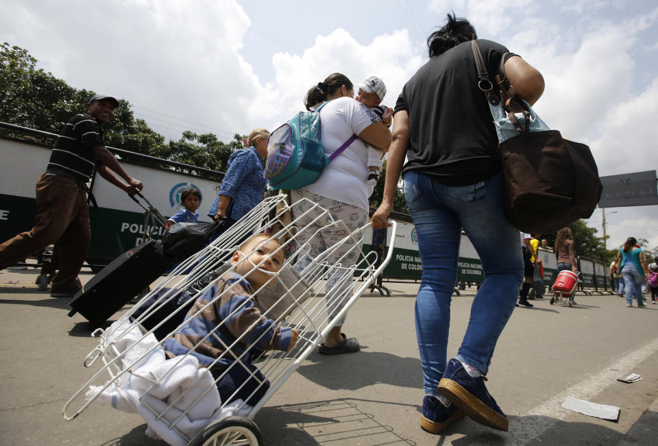 En esta imagen del 23 de febrero de 2018, ciudadanos venezolanos llegan al barrio de La Parada en Cúcuta, Colombia, en la frontera con Venezuela. (AP Foto/Fernando Vergara)