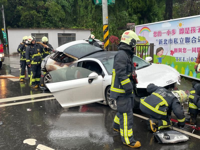 ▲千萬奧迪跑車自撞電線桿釀1死。（圖／翻攝畫面）