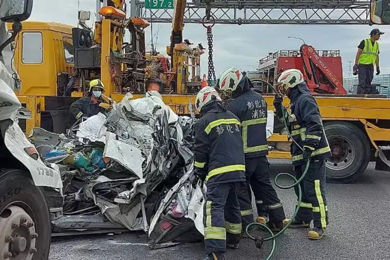 ▲國道一號彰化路段5日發生7車連環撞車禍，慘釀一死一傷悲劇，42張姓大貨車司機不僅無照駕駛，還涉嫌一邊開車一邊看手機，事後張男擔心東窗事發，趁亂打電話給弟弟趕上國道頂替自己。（圖／翻攝畫面）