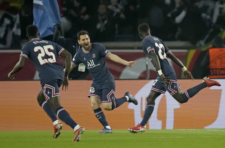 Idrissa Gueye celebra con Lionel Messi después de marcar el primer gol durante el partido ante Manchester City en el Parque de los Príncipes