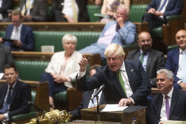 En esta foto distribuida por UK Parliament, el primer ministro Boris Johnson habla en la Cámara de los Comunes, Londres, 18 de julio de 2022. (Andy Bailey/UK Parliament via AP)