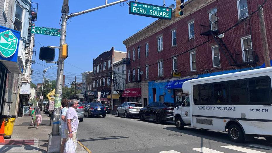 Calle con letrero de Peru Square