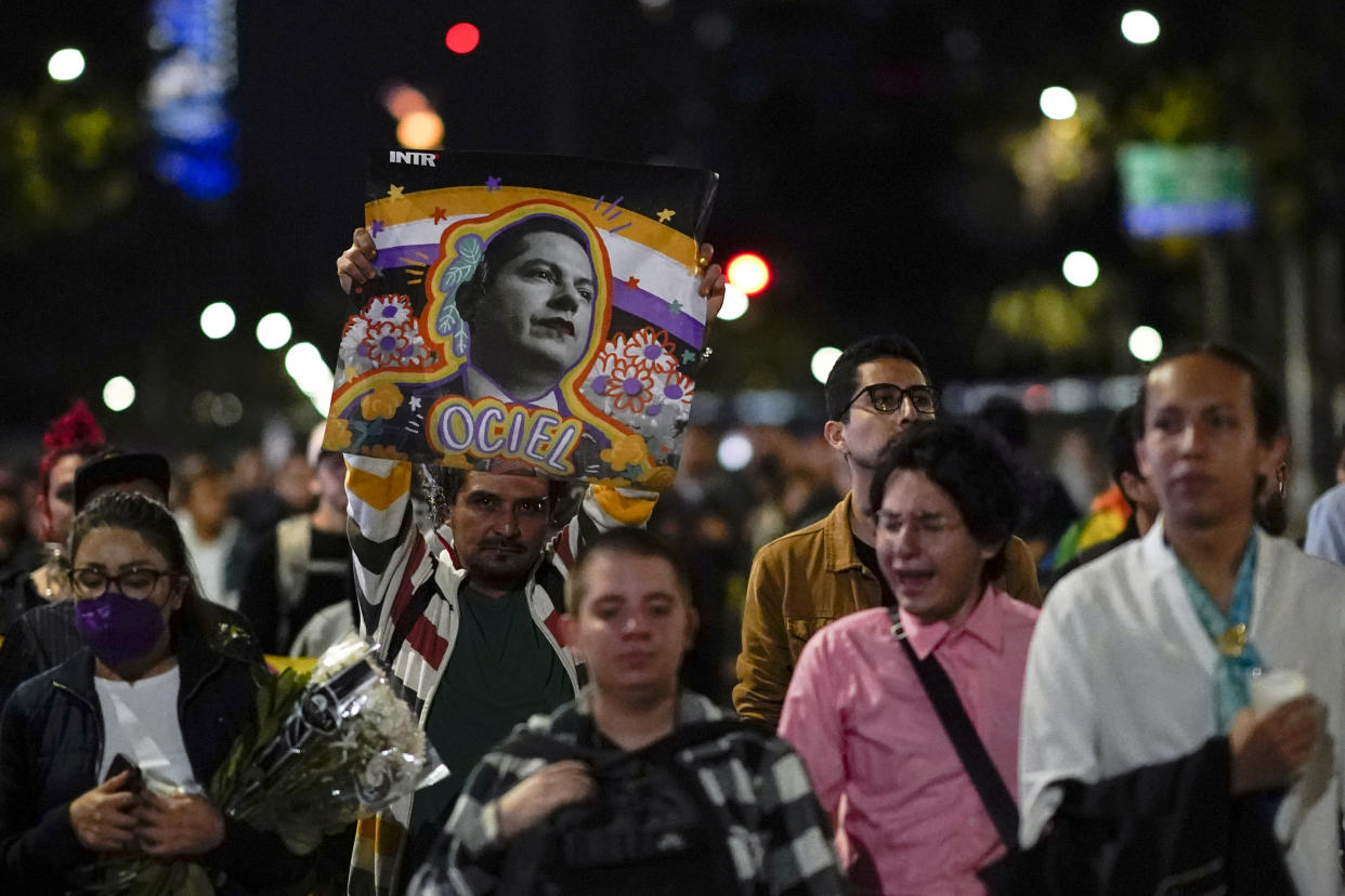 Manifestantes piden justicia ante muerte de Ociel Baena. (AP Photo/Eduardo Verdugo)