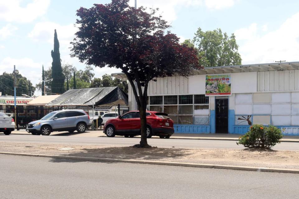 En Fresno, Ramiro Ortuño Ortiz dijo que hay planes a futuro de hacer una tortillería en el local donde tiene estacionada la tortillería móvil, ya que su hija compro la propiedad. María G. Ortiz-Briones /mortizbriones@vidaenelvalle.com