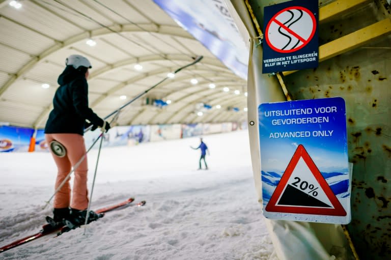 Unas esquiadora toma un remonte en la pista cubierta Snowworld de la ciudad neerlandesa de Zoetermeer el 18 de diciembre de 2021 (Marco de Swart)