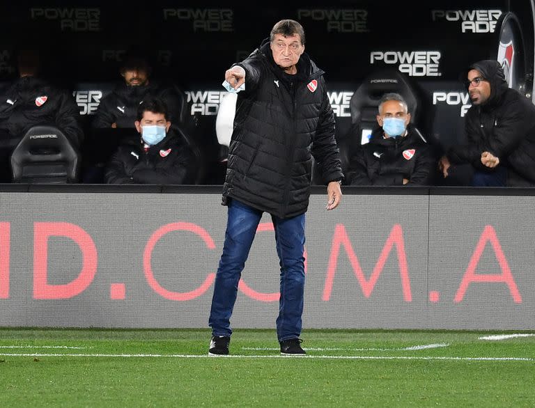 Julio César Falcioni, DT de Independiente, da indicaciones durante el empate ante River 1-1 en el Monumental