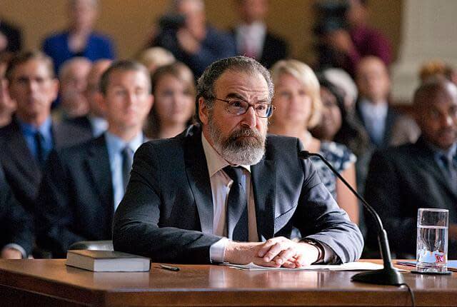 <p>Après son départ, il enchaine plusieurs séries et films à succès. Mais c'est grâce à <i>Homeland </i>que Mandy Patinkin revient vraiment sur le devant de la scène.</p>...