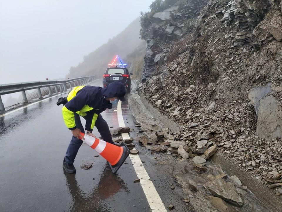 台8線中橫公路大禹嶺至太魯閣路段，目前有5處災修工區，公路局東區養護工程分局於今(22)日公布3月份管制措施。   圖：翻攝自「中橫路況交通資訊站」臉書（資料照）