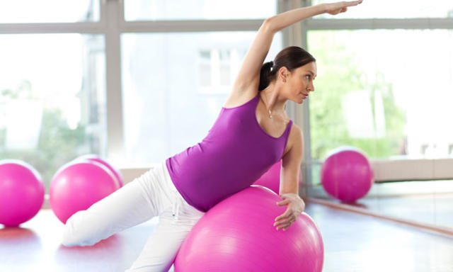 Usar una pelota de pilates durante el embarazo facilita la labor de parto,  te contamos por qué, Estilo de Vida Madres