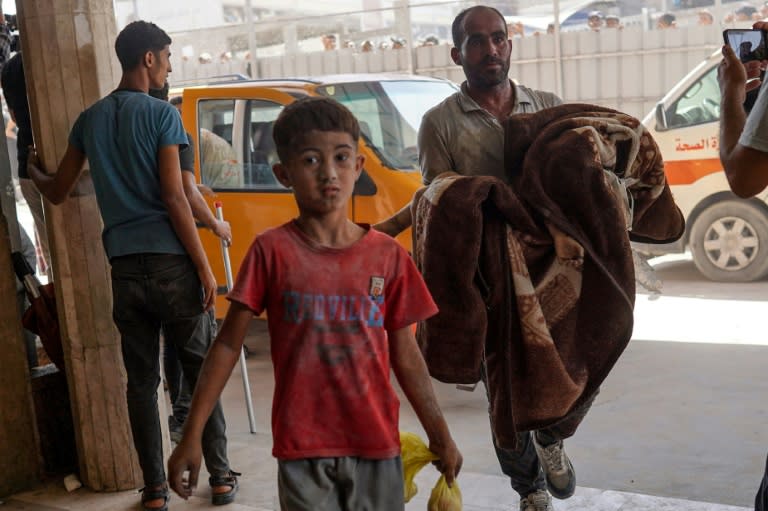 Un hombre accede al hospital de Nasser, en Jan Yunis, en el sur de la Franja de Gaza, con un niño envuelto en una manta el 25 de julio de 2024 (Bashar Taleb)