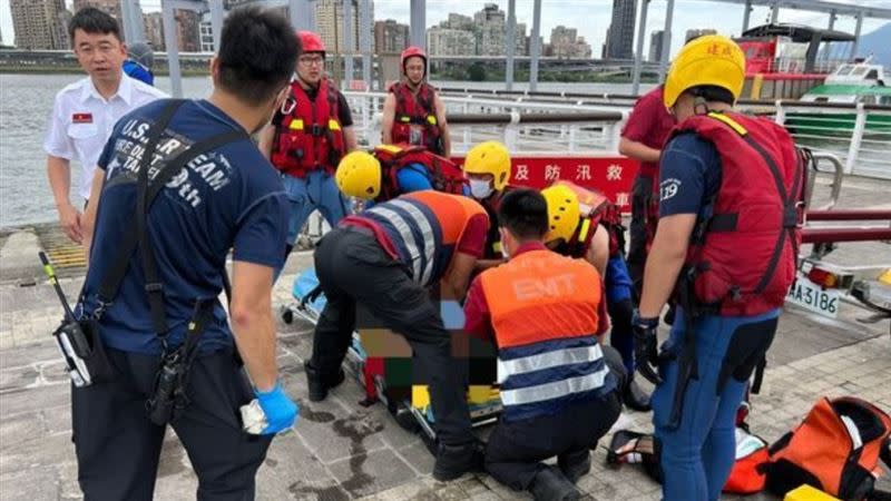 消防隊員救起墜橋男子。（圖／翻攝畫面）