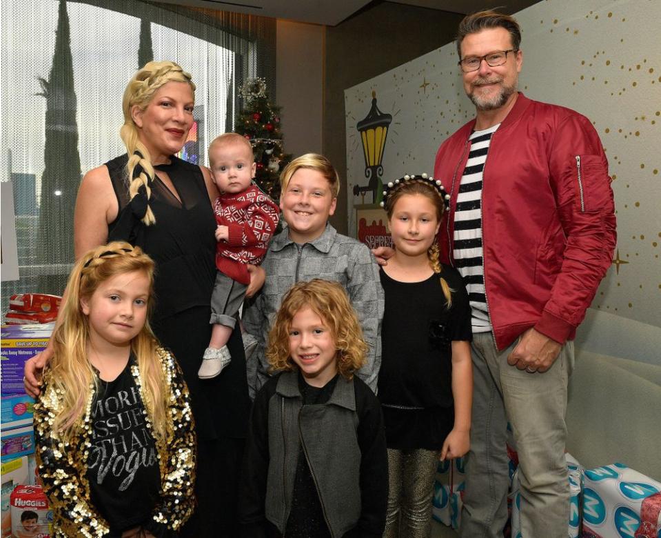 Tori Spelling and Dean McDermott with their kids