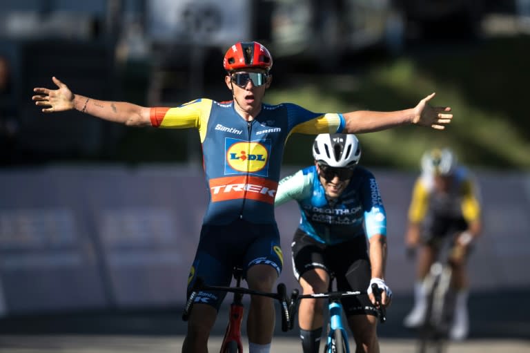Le Belge Thibau Nys, vainqueur de la deuxième étape du Tour de Romandie, sa première victoire en World Tour, devant l'Italien Andrea Vendrame et l'Australien Luke Plapp, le 25 avril 2024 aux Marécottes (Suisse) (Fabrice COFFRINI)