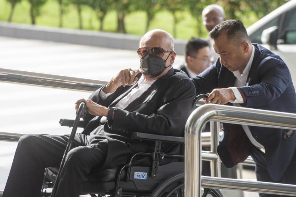 Lead prosecutor Datuk Seri Gopal Sri Ram arrives at the Kuala Lumpur High Court October 13, 2022. — Picture by Shafwan Zaidon