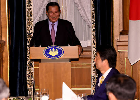 Cambodian Prime Minister Hun Sen (L) smiles while delivering his speech as his Japanese counterpart Shinzo Abe (R) listens during a banquet hosted by Abe at the state guesthouse in Tokyo, Japan August 7, 2017.REUTERS/Toshifumi Kitamura/Pool