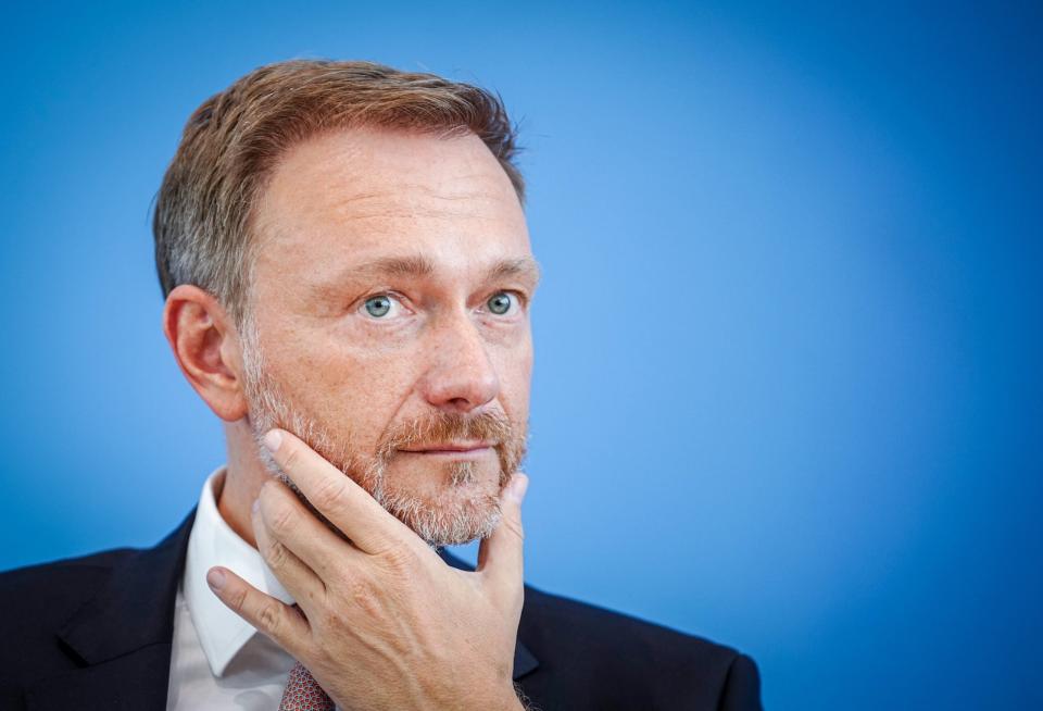 Bundesfinanzminister Christian Lindner (FDP) hat erwartungsgemäß etwas dagegen, dass die Grünen gerne am Dienstwagenprivileg herumdoktern wollen. - Copyright: picture alliance/Kay Nietfeld